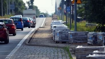 Ściągają kostkę z ulicy Raciborskiej. Położą asfalt dla rowerzystów