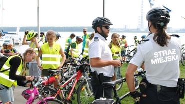 Strażnicy miejscy na ścieżkach rowerowych edukowali uczniów