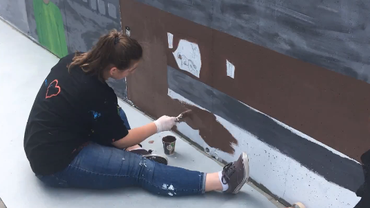 Uczniowie z Jankowic namalowali mural na terenie szkoły (wideo)