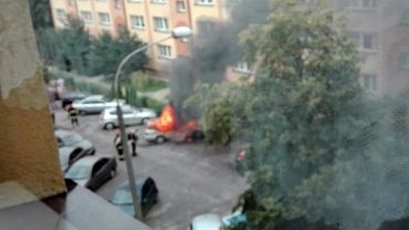 Ogień i dym na Grunwaldzkiej. Spalił się samochód (wideo)
