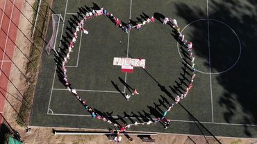 Przedszkolaki stworzyły 100-metrowy łańcuch uśmiechu dla Polski