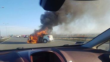 Pożar samochodu na autostradzie