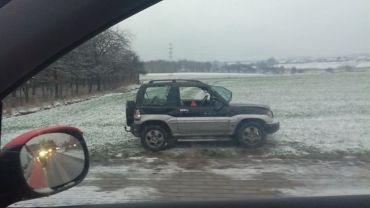 Śnieg zaskoczył kierowców. Dachowanie w Świerklanach