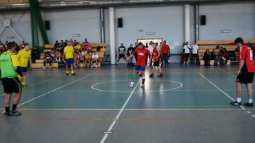 Mundurowi i młodzież w mikołajkowym turnieju piłkarskim