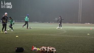 Młodzi piłkarze trenują w oparach smogu i absurdu
