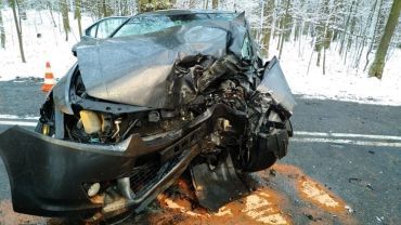 Palowice: 60-latek uderzył autem w drzewo