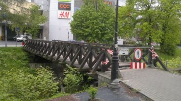 Drewniany mostek w Rybniku zamknięty. Dlaczego?