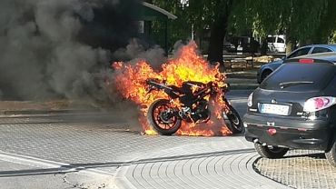 Na Dąbrówki spłonął motocykl (zdjęcia)