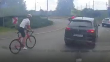 O krok od tragedii! Niebezpieczne zachowanie rowerzystów na rondzie (wideo)