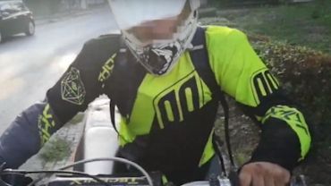 Motocyklista prawie rozjechał ludzi! „On jest nawalony” (wideo)