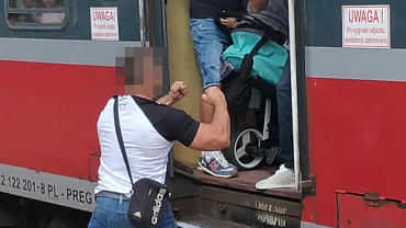 Bójka w pociągu na defiladę. Policja namierzyła agresora
