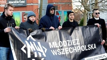 Pikieta Młodzieży Wszechpolskiej przed magistratem