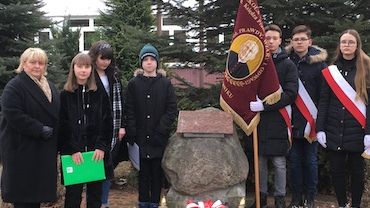 Uczniowie SP 15 uczcili pamięć ofiar tragedii wojennej w Rybnickiej Kuźni