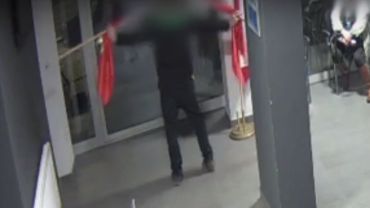 Zabrał flagi Polski z komendy policji. Szybko zaliczył „glebę” (wideo)