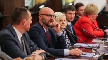 PiS o polityce P. Kuczery: niekontrolowany korkociąg przed katastrofą