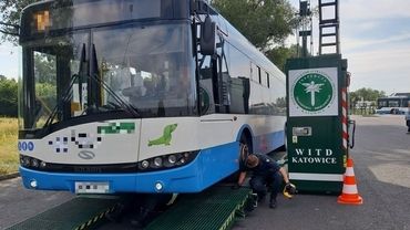 Kontrole techniczne autobusów w Rybniku. Inspektorzy zatrzymali 7 dowodów rejestracyjnych