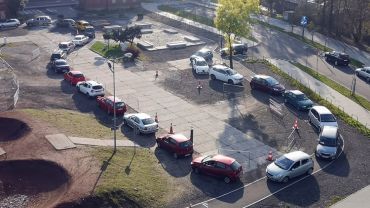 Ogromna kolejka samochodów przed parkingiem na Hallera. Co tam się stało?