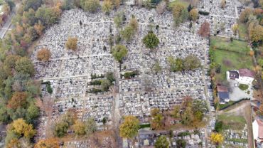 Wszystkich Świętych 2020: na cmentarzu przy Rudzkiej pustki. Widoki z drona