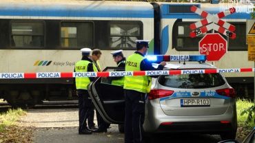 Sumina: samochód zderzył się z pociągiem. Kierowca uciekł