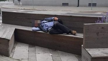 Mężczyzna spał na ławce przed Urzędem Miasta Rybnika. Mieszkaniec oburzony