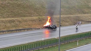 Na autostradzie w Świerklanach palił się samochód. Dwie osoby trafiły do szpitala