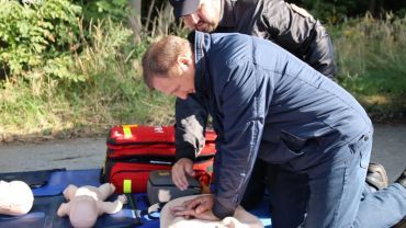 Akcja policji w Rybniku: zamiast mandatu – nauka pierwszej pomocy