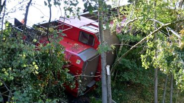 Grabownia: lokomotywa spadła z nasypu (zdjęcia)