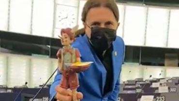 Łukasz Kohut dał prezent premierowi. „Pinokio sterowany przez Pryncypała” (wideo)