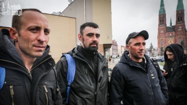 Andrzej, Artem i Wasilij jadą na wojnę na Ukrainę. Wiezie ich Dominik z Rybnika