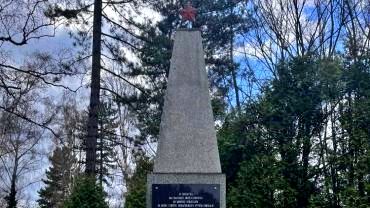 Radny chce ściągnąć „ruską gwiazdę” z pomnika na grobie radzieckich żołnierzy