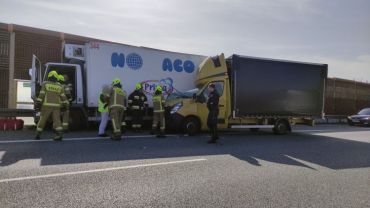 Korek na A1: ciężarówka zderzyła się z „dostawczakiem” (zdjęcia)