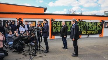 Premier Morawiecki pod KWK Zofiówka: jeszcze ponad 300m dzieli ratowników od górników