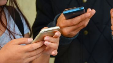 Cyberprzestępcy znów wysyłają SMS-y na masową skalę. Pod kogo się podszywają?