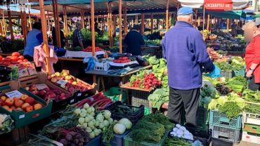 Sprzedawcy na targu: „ceny poszły w górę. Słyszymy, że zwariowaliśmy”. Ile kosztują owoce i warzywa?