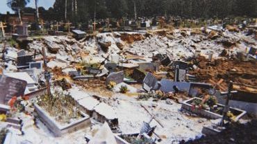 „Ratowaliśmy martwych”. 25 lat temu powódź odkryła grozę na cmentarzu