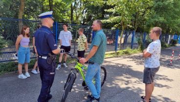 Karta rowerowa dla młodzieży z Ukrainy. Umożliwiła im to Fundacja Elektrowni Rybnik i rybnicka policja