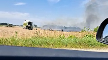 Pożar na trasie do Rybnika. Palił się kombajn i 20 ha pola (wideo)