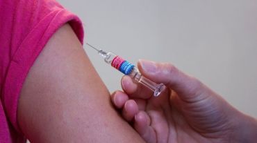 NFZ: szczepionki przeciw grypie dostępne w placówkach medycznych i aptekach. Jest szansa na refundację
