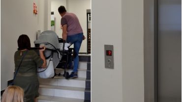Edukatorium otwarte, winda dla gości zamknięta. „Niepełnosprawny musiał podciągać się na schodach”