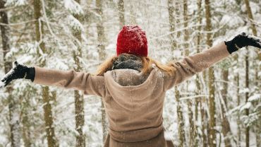 Zimowy spadek nastroju nie musi cię dotyczyć. Poznaj skuteczne sposoby na poprawę samopoczucia!