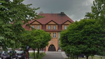 Radny: miasto sprzedaje zabytkową szkołę w Niedobczycach za bezcen. Mają tam powstać mieszkania