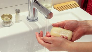 Może żyć na nich nawet 5 milionów drobnoustrojów! Jak często myjecie ręce?