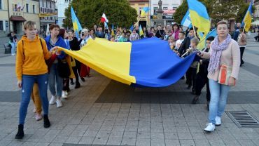 Trzymali gigantyczną flagę na środku rynku. „Ukraina broni nie tylko siebie, ale i Europy, wolności”