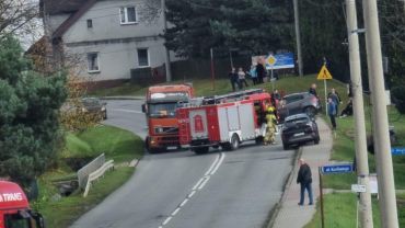 Mikołowska: zderzenie osobówki z pojazdem ciężarowym. Są ranni