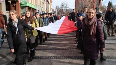 11 listopada w Rybniku: gigantyczna flaga Polski „przeszła” przez centrum (zdjęcia)