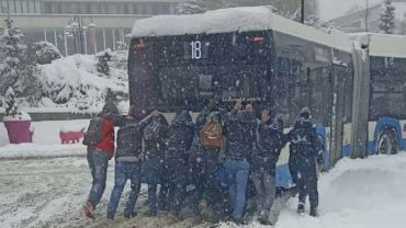 Warunki tak trudne, że uczniowie pomogli popychać autobus. Miasto: syzyfowe odśnieżanie