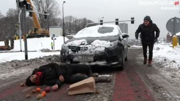 Pieszy walczył o życie. Kierowca nic nie widział przez śnieg (wideo, foto)