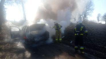Pożar samochodu w Łukowie Śląskim. Z pojazdu mało co zostało