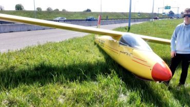 W pobliżu autostrady A1 awaryjnie lądował szybowiec. „Wybrał najbezpieczniejsze miejsce” (zdjęcia)