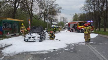 Stanowice: spłonął samochód. Strażacy walczyli też z palącym się paliwem na jezdni